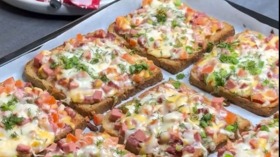 Готовые бутерброды посыпьте измельченной зеленью