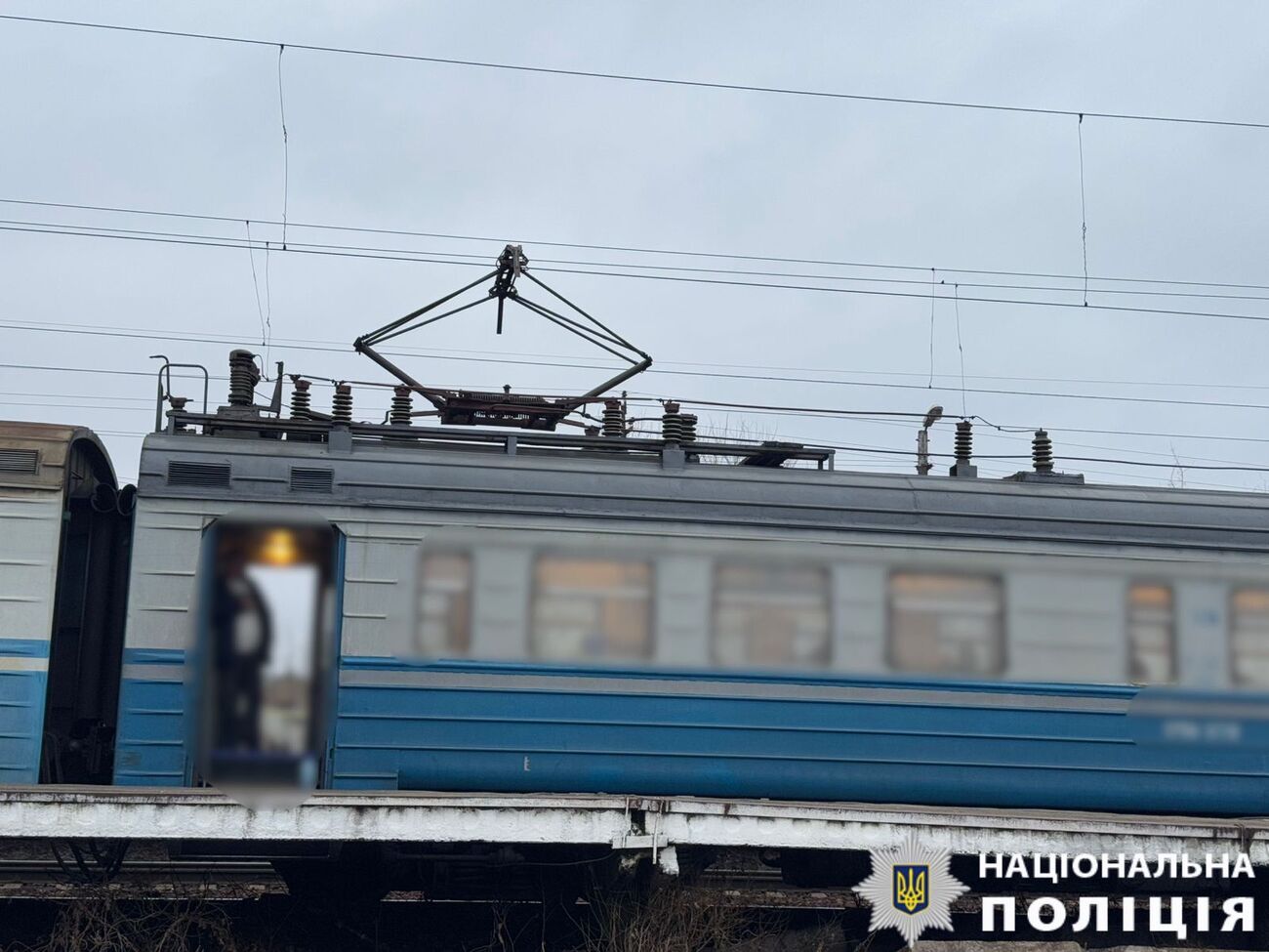 Один из подростков вылез на крышу вагона и взялся рукой за токоприемник, рассказали в полиции Киевской области