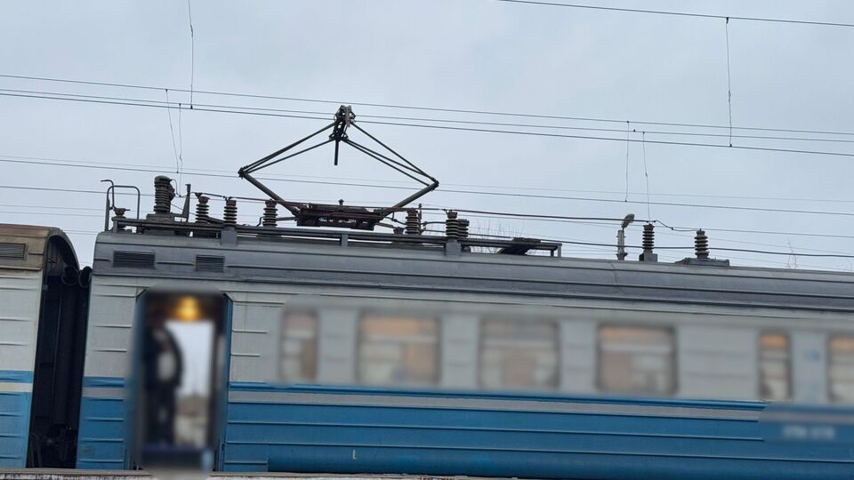 Один из подростков вылез на крышу вагона и взялся рукой за токоприемник, рассказали в полиции Киевской области