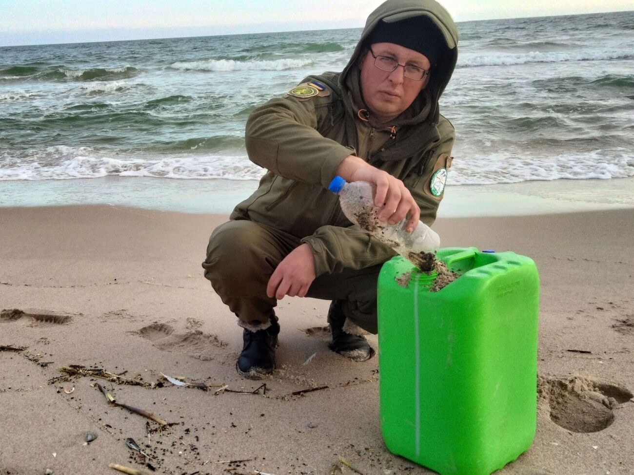 Миллионы мелких фракций еще дрейфуют в водах северо-западной части Черного моря, заявил Русев