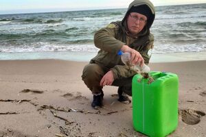 Миллионы мелких фракций еще дрейфуют в водах северо-западной части Черного моря, заявил Русев