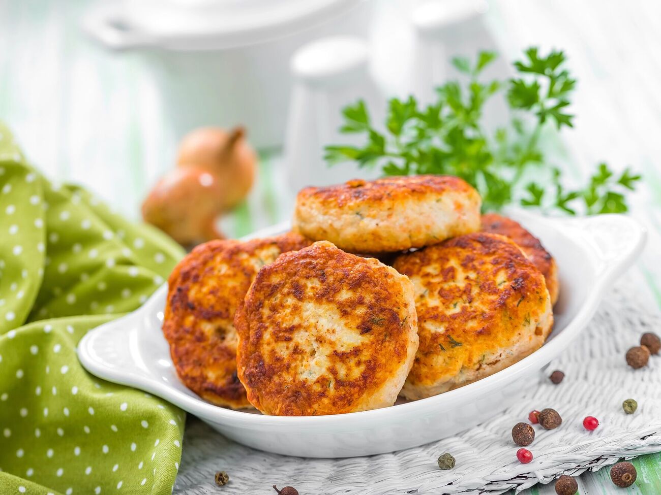 Готовые котлеты следует смазать сливочным маслом