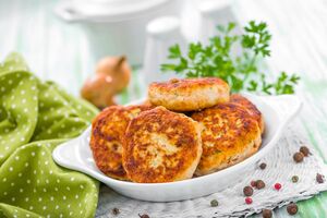 Готовые котлеты следует смазать сливочным маслом