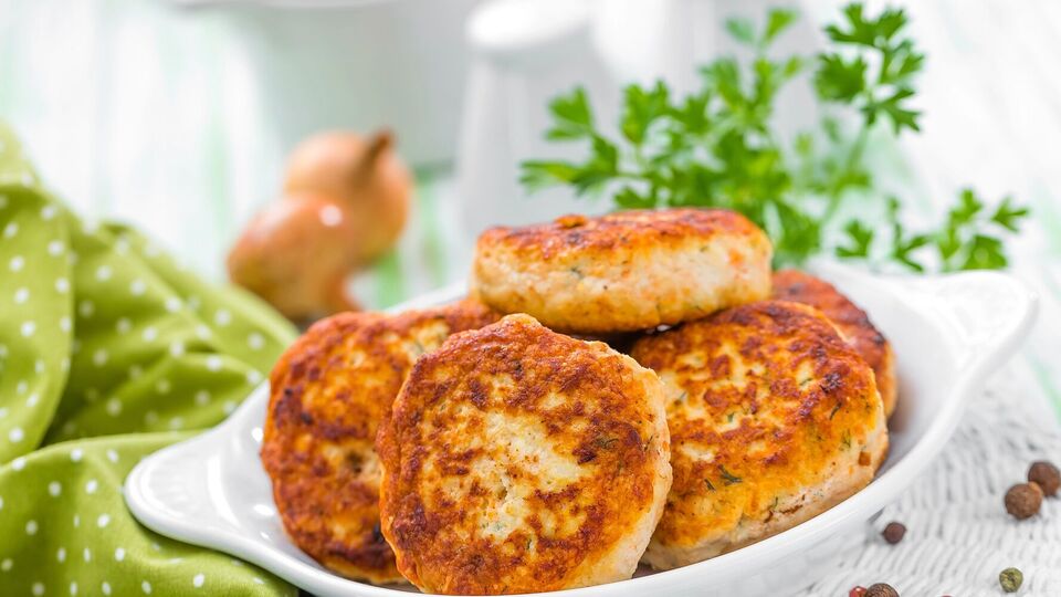 Готовые котлеты следует смазать сливочным маслом