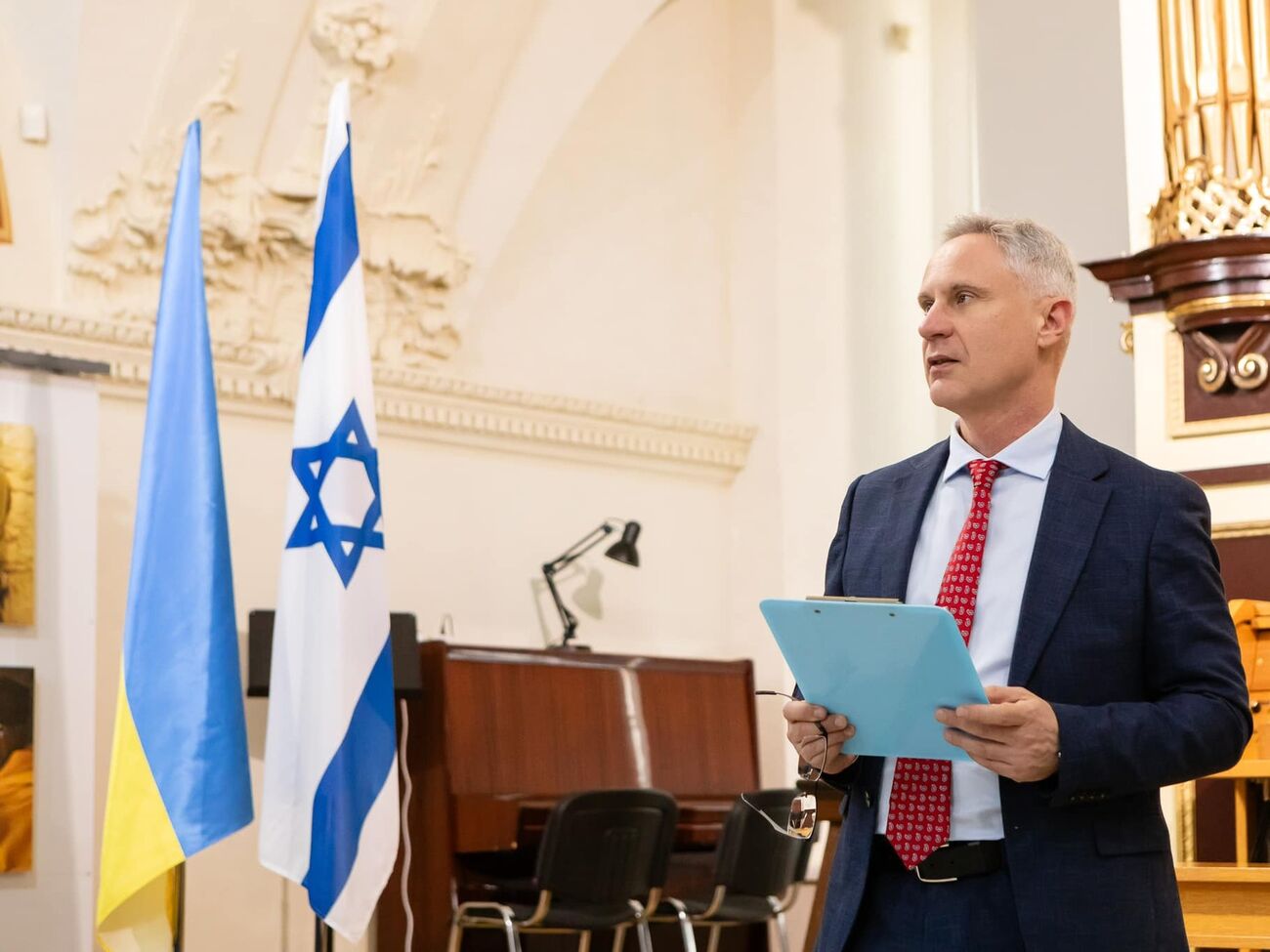 То, что касается передачи оружия, целиком и полностью находится в ведении армии и минобороны Израиля, отметил Бродский