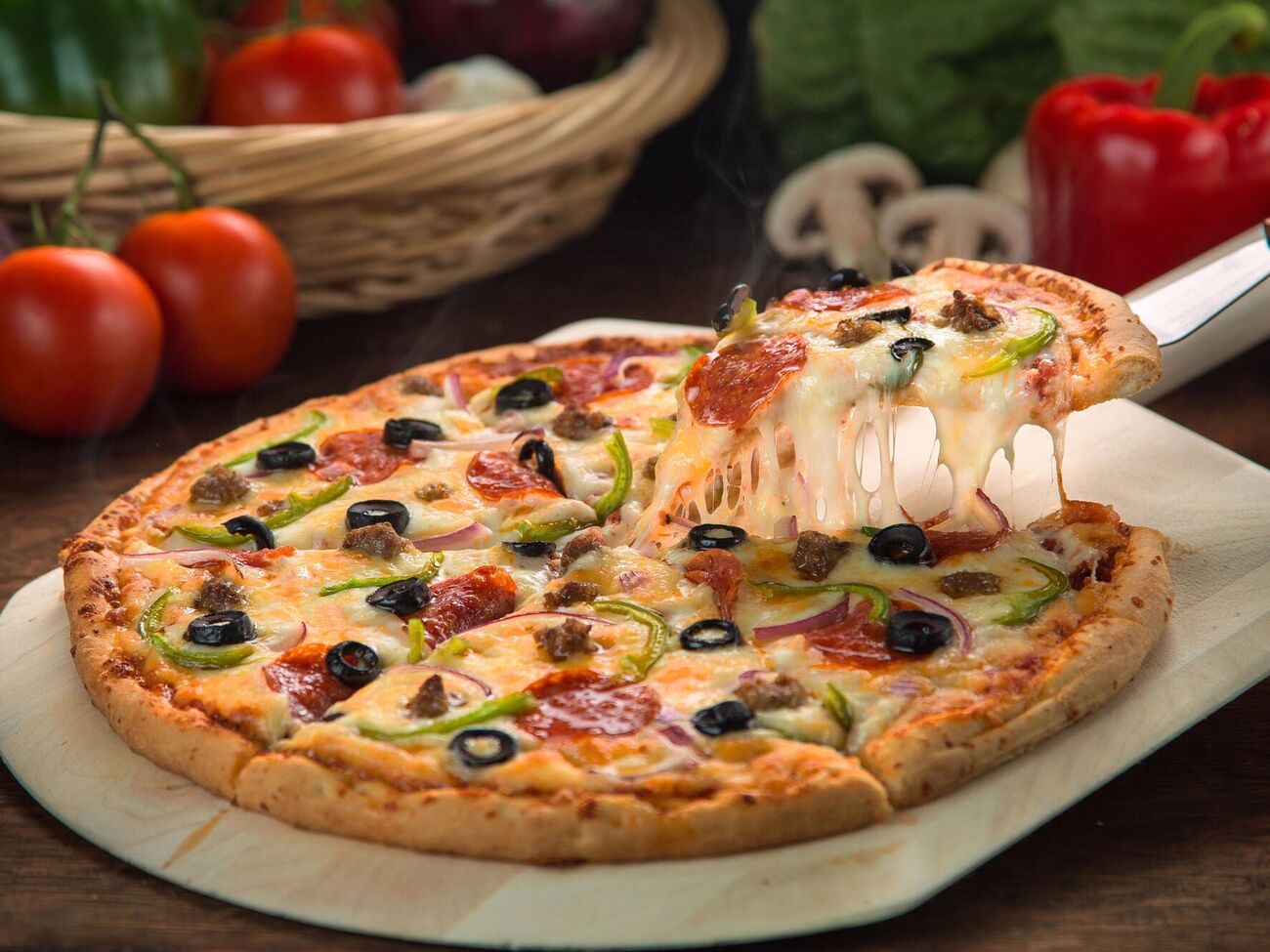 Випікайте піцу в добре розігрітій духовці 15 хвилин за температури 300 °С