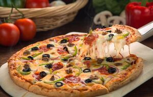 Выпекайте пиццу в хорошо разогретой духовке 15 минут при температуре 300 °С