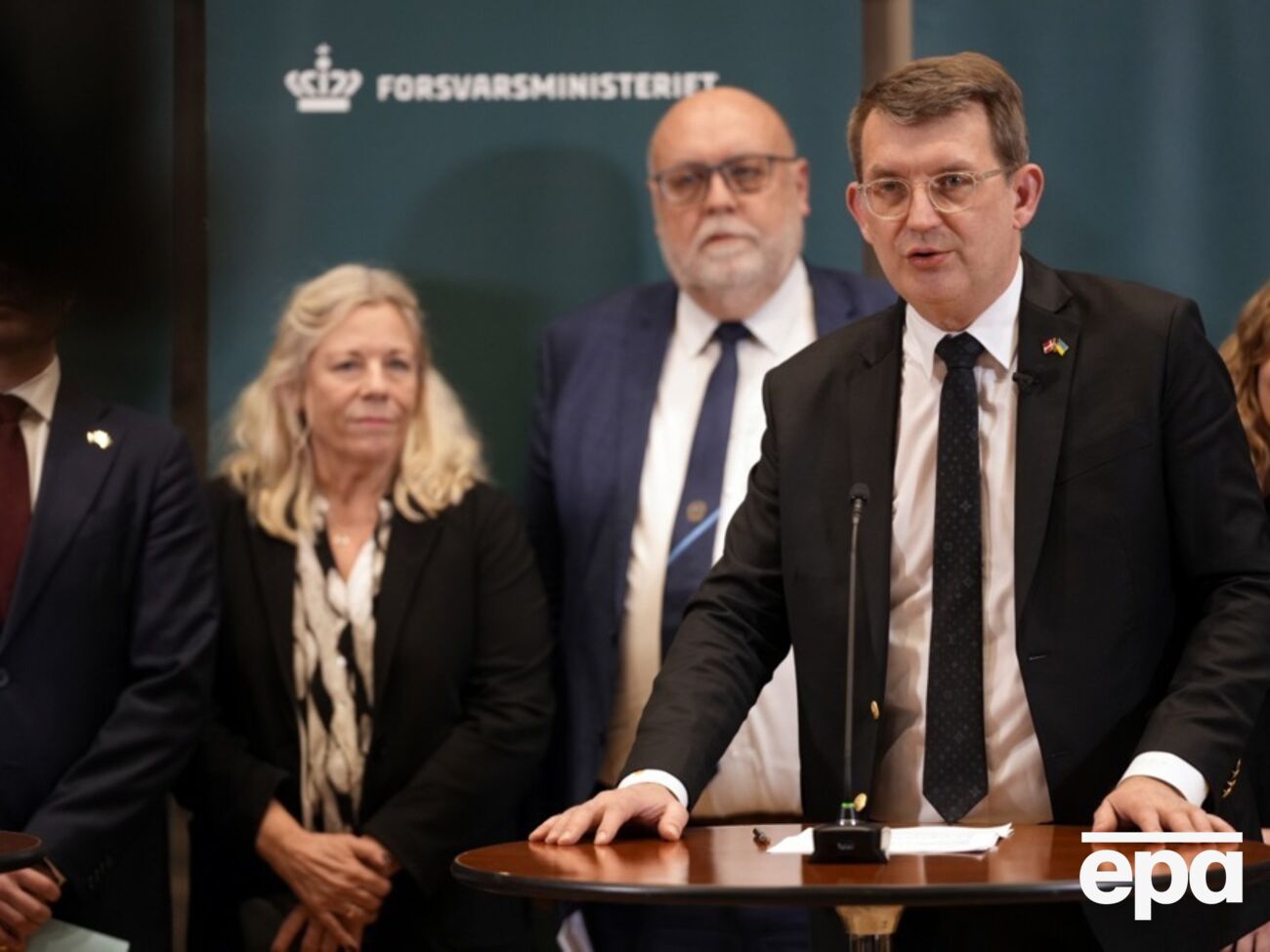 Оборонное соглашение содержит положения о трех новых арктических военно-морских судах, дополнительных беспилотниках большой дальности и спутниках