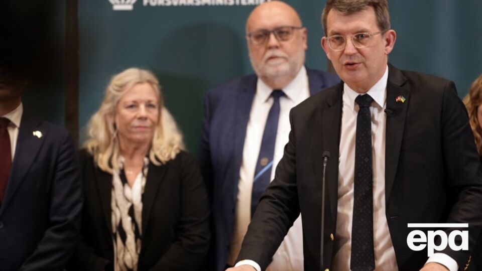 Оборонна угода містить положення про три нові арктичні військово-морські судна, додаткові безпілотники великої дальності й супутники