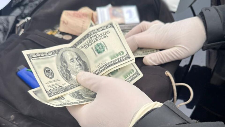 Фігурант, імовірно, продав повістки, які давали можливість їхнім власникам протягом шести днів вільно пересуватися
