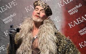 Уайлд появился в экстравагантном образе на спектакле