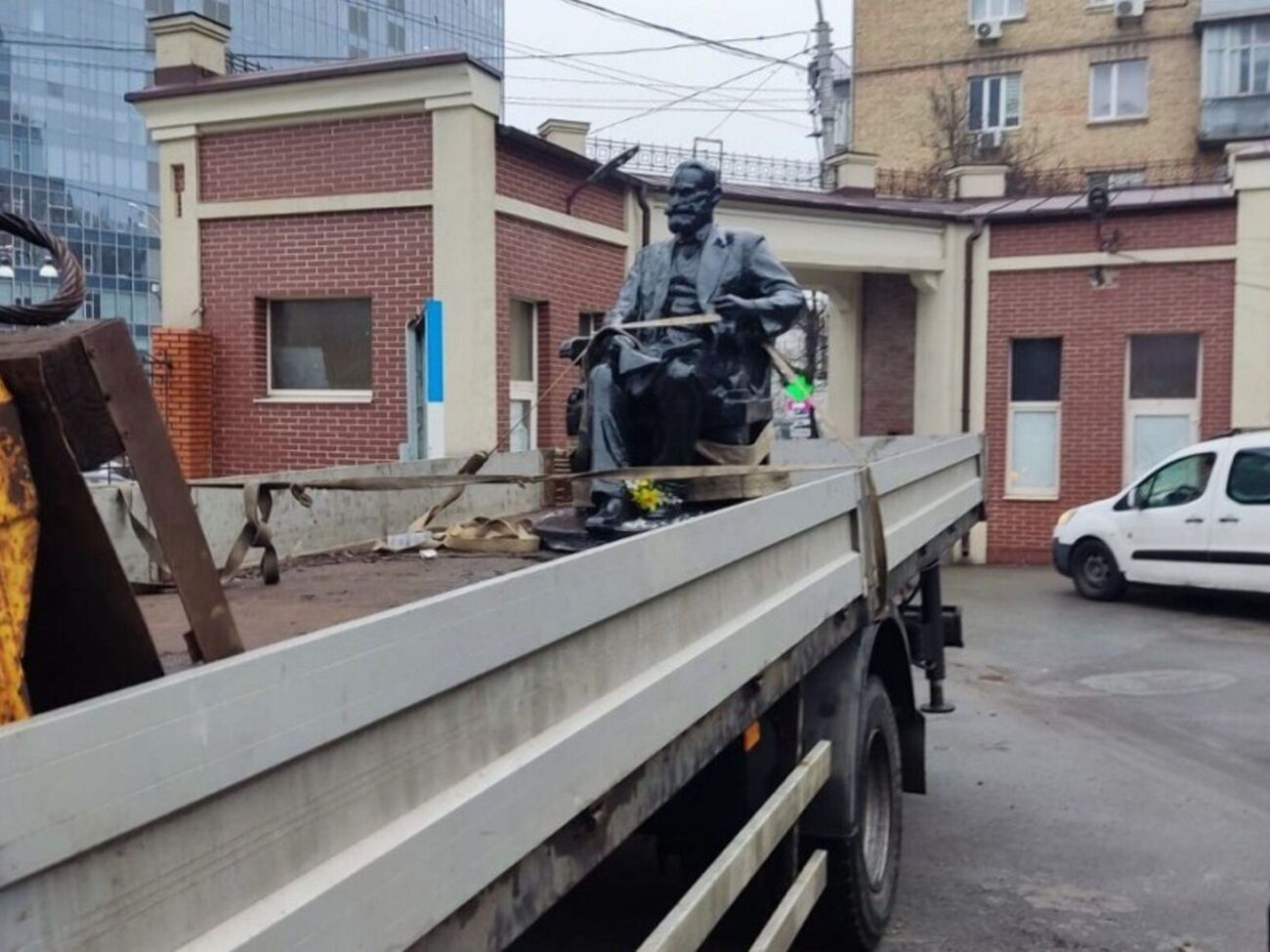 Попри його внесок у науку, його постать пов'язана з імперським наративом, повідомив департамент територіального контролю міста Києва