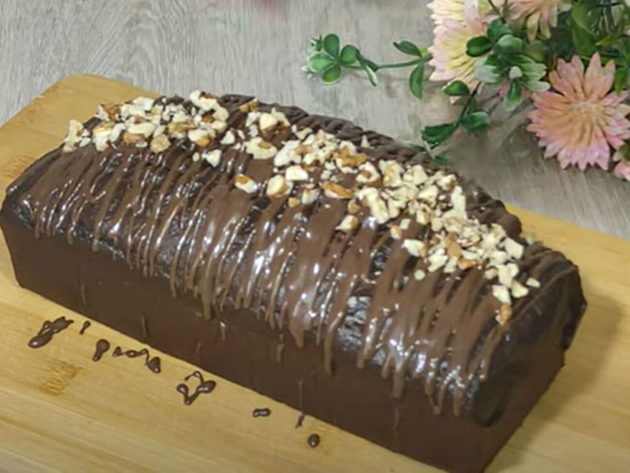 Выпекайте кекс в разогретой до 180 °С духовке в течение 50 минут