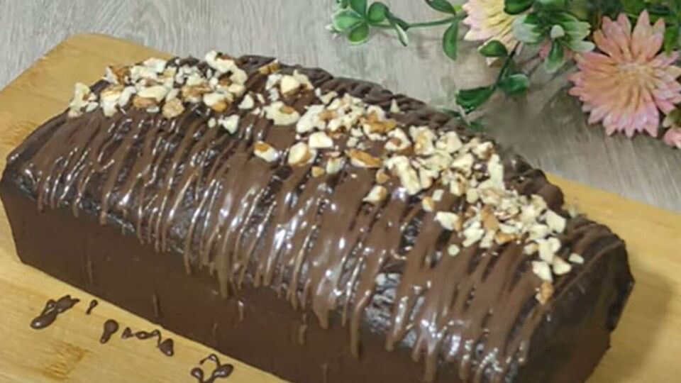 Выпекайте кекс в разогретой до 180 °С духовке в течение 50 минут