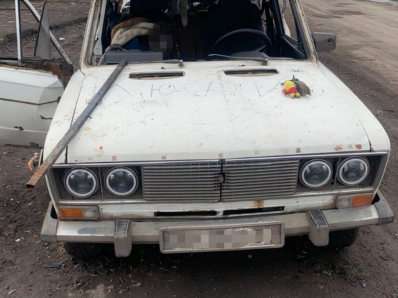 На капоті транспортного засобу був напис "люди"