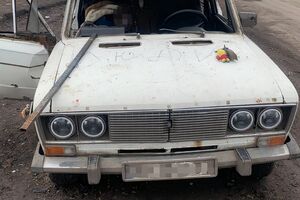 На капоті транспортного засобу був напис "люди"
