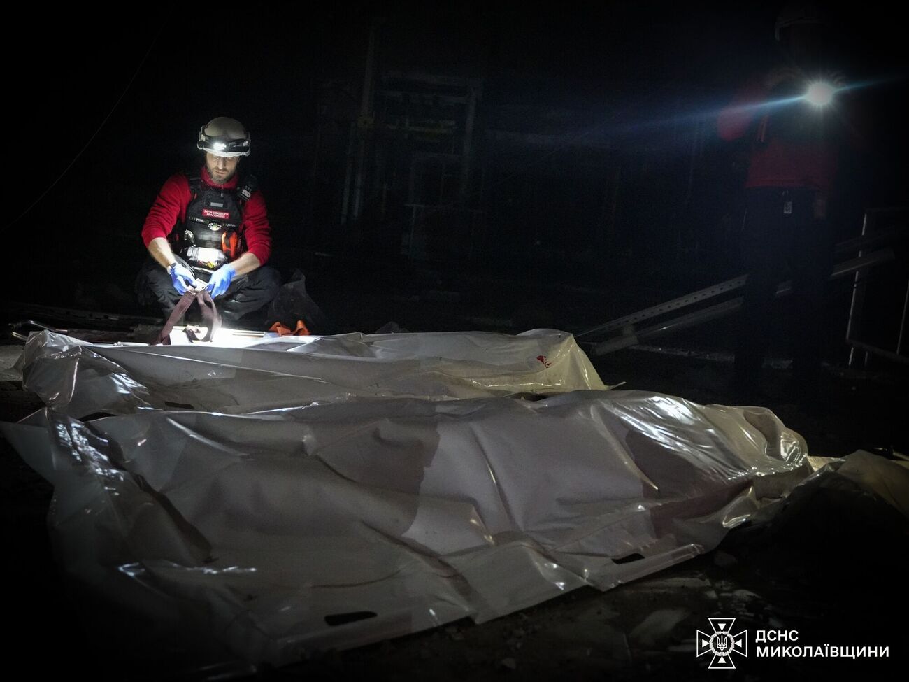 Унаслідок ракетного удару загинуло дві працівниці підприємства в Миколаєві віком 54 і 56 років, розповіли у ДСНС