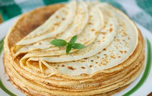 Эти блины хорошо подать со сливочно-медовым соусом