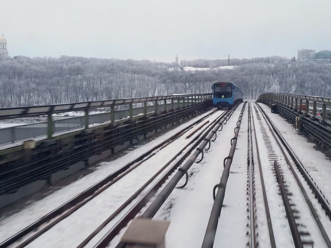 По информации мэра, люди и транспорт не пострадали