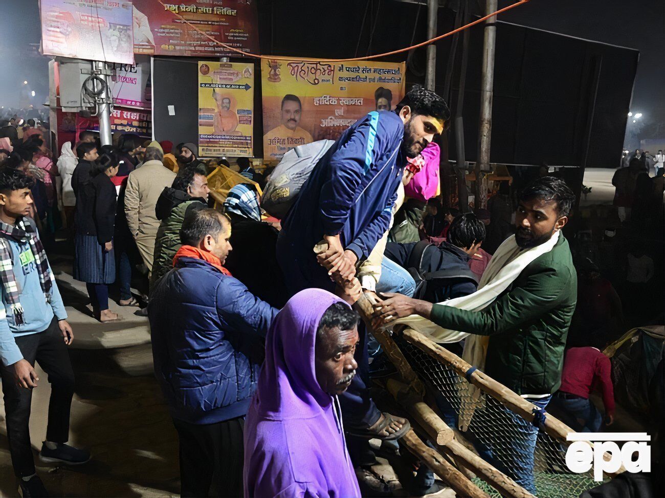 Інцидент стався, коли велика кількість людей одночасно поспішила здійснити ритуальні ванни у священних річках