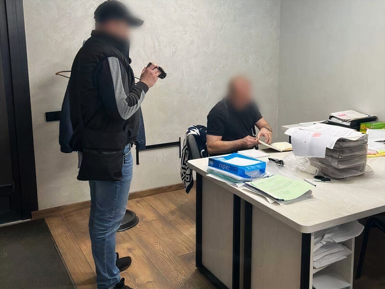 В сообщении говорится, что подозрения получили также и его сообщники