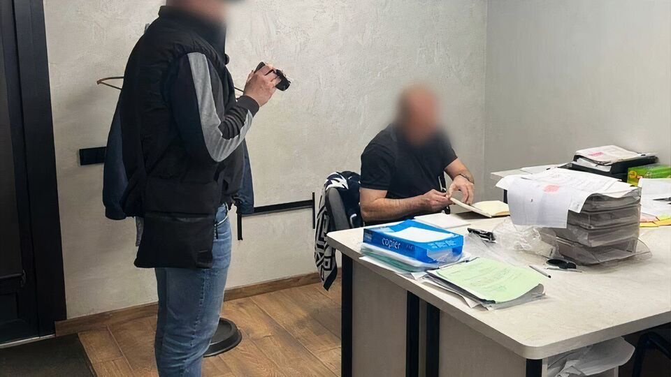 В сообщении говорится, что подозрения получили также и его сообщники