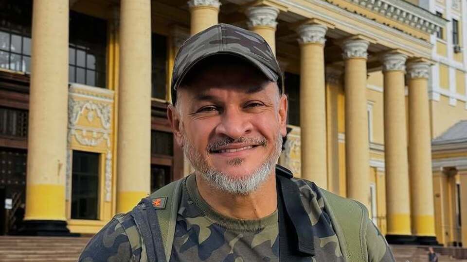 Хименес-Браво родился в 1972 году в Колумбии