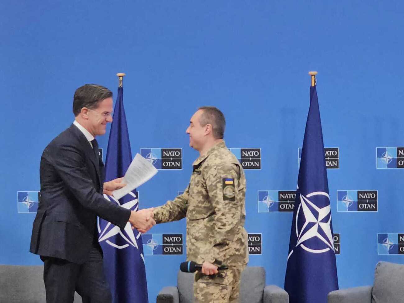 Украина стремится, чтобы ее войско отвечало самым высоким критериям и эффективно взаимодействовало с силами НАТО, подчеркнул Мельник