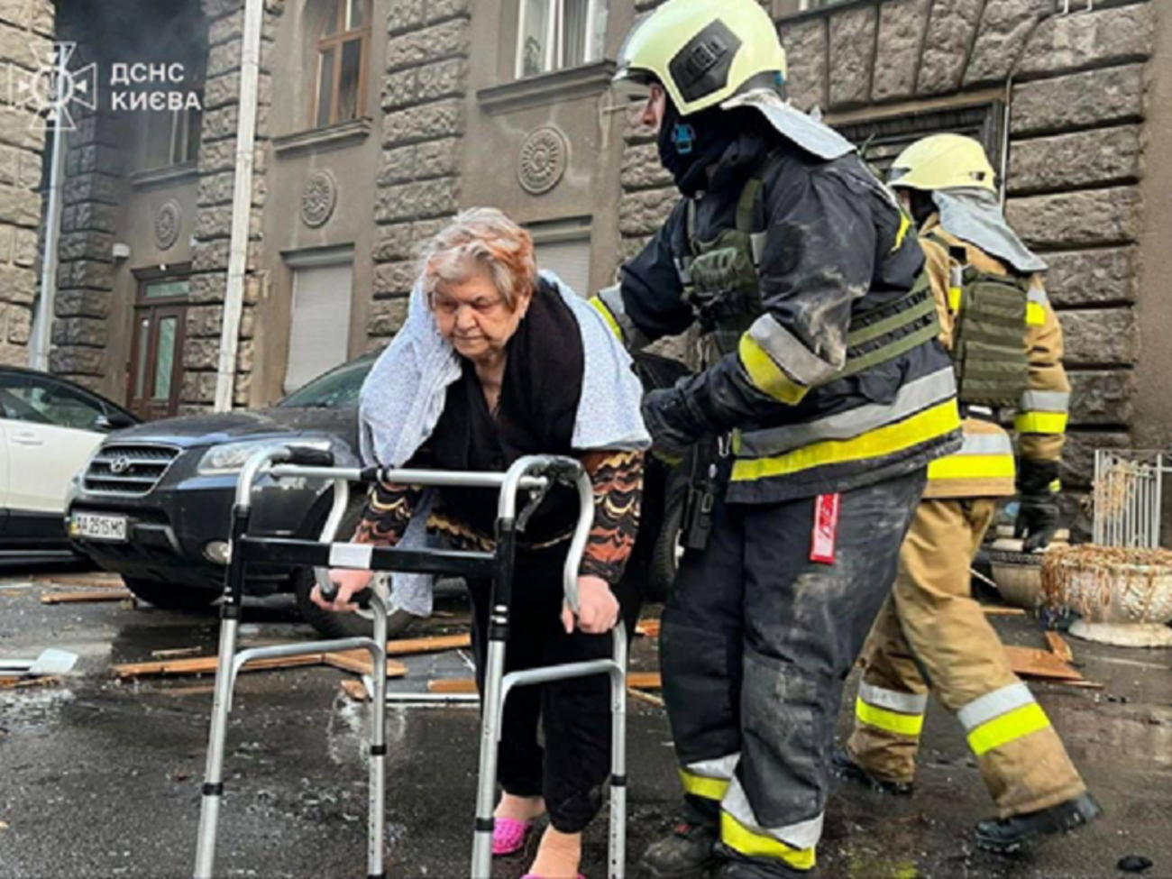 Прибывшие на место спасатели помогли женщине выбраться из поврежденной квартиры