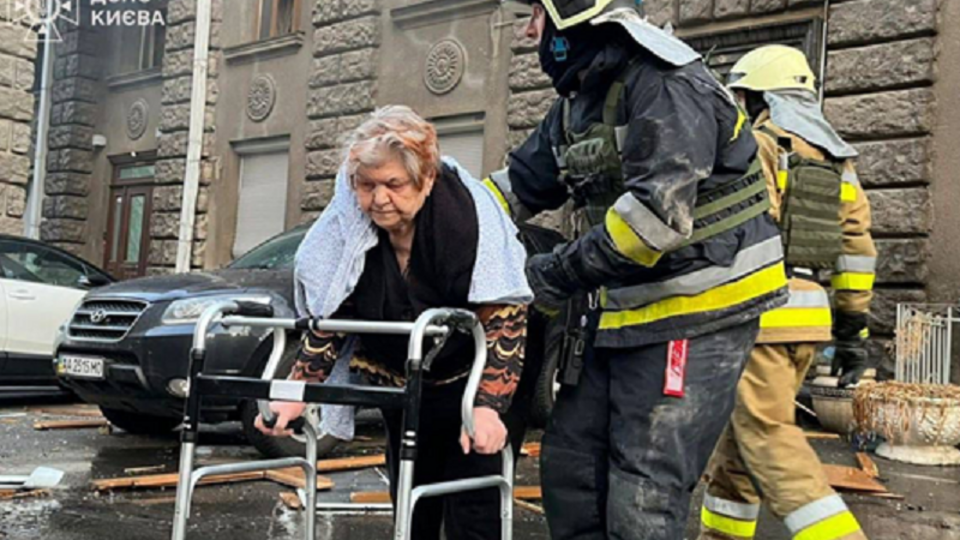 Прибывшие на место спасатели помогли женщине выбраться из поврежденной квартиры