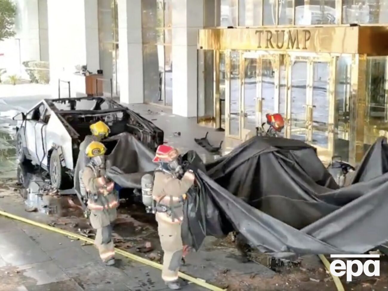 Камеры внутри Tesla Cybertruck, вероятно, сняли видео во время инцидента, поэтому сейчас продолжаются работы по получению доступа к записи с них, сообщил шериф Лас-Вегаса Кевин МакМахилл