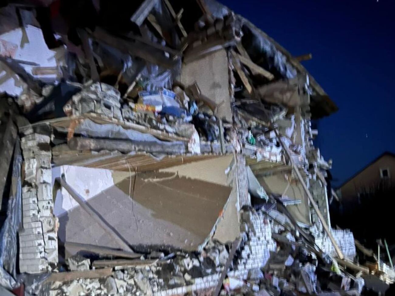 На окраине Чернигова из-за российской воздушной атаки есть значительные разрушения нескольких домов, рассказали в ОВА