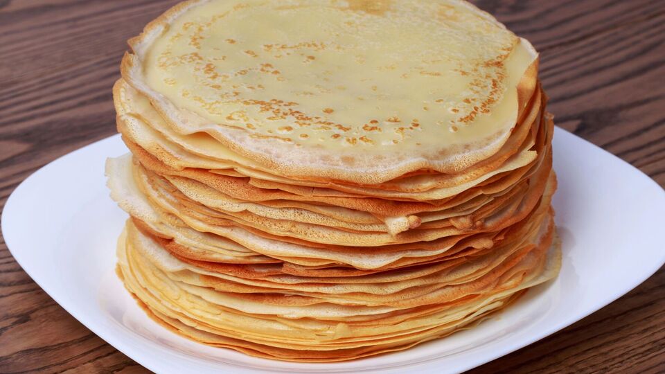 Благодаря растительному маслу тесто становится более пластичным и равномерно распределяется по сковороде