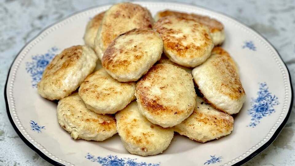 Котлеты жарят до сочной корочки