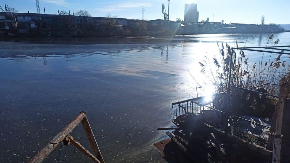 Через падіння уламків БПЛА РФ було пошкоджено резервуар з олією в Миколаєві, стався її витік у Південний Буг, зазначили в мерії