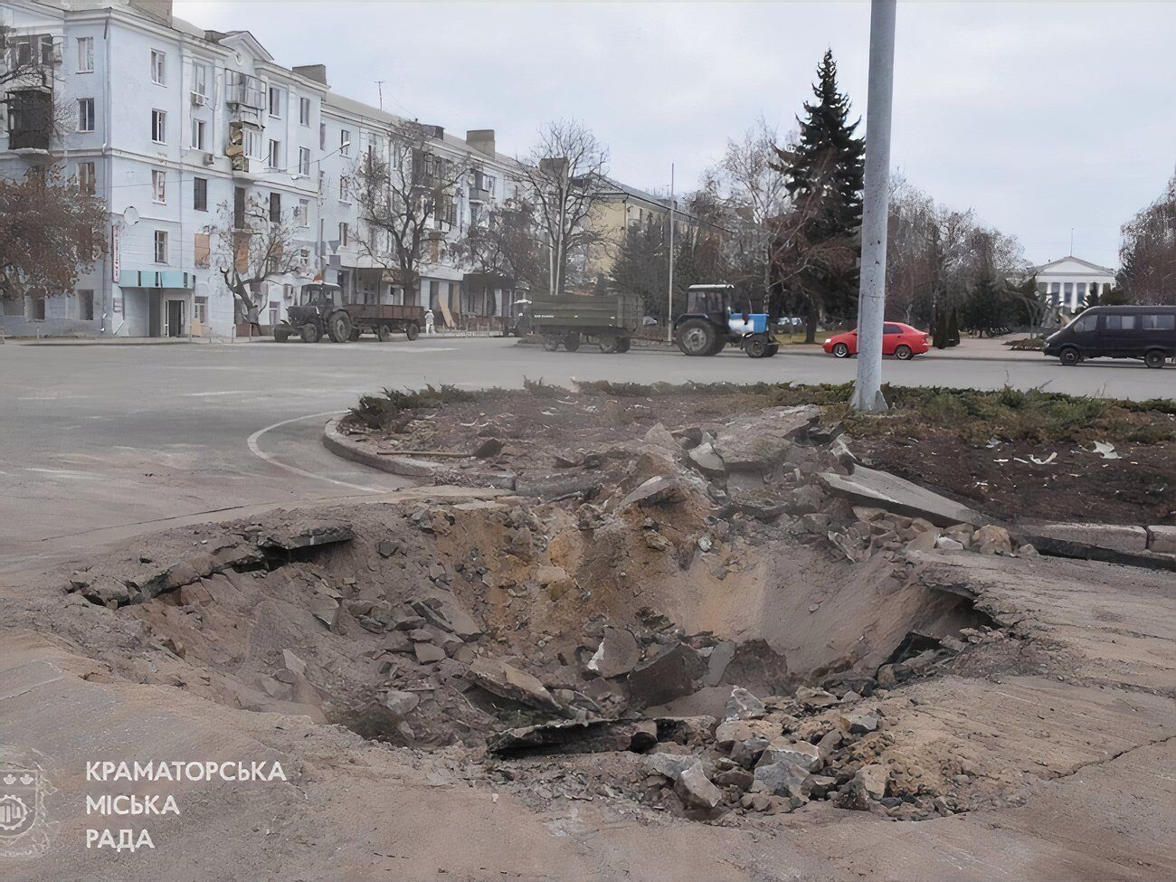 Гончаренко зазначив, що на місці влучання працюють комунальні служби