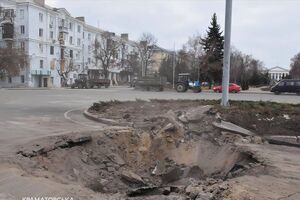 Гончаренко зазначив, що на місці влучання працюють комунальні служби