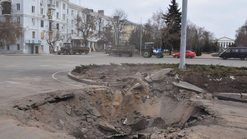 Гончаренко зазначив, що на місці влучання працюють комунальні служби