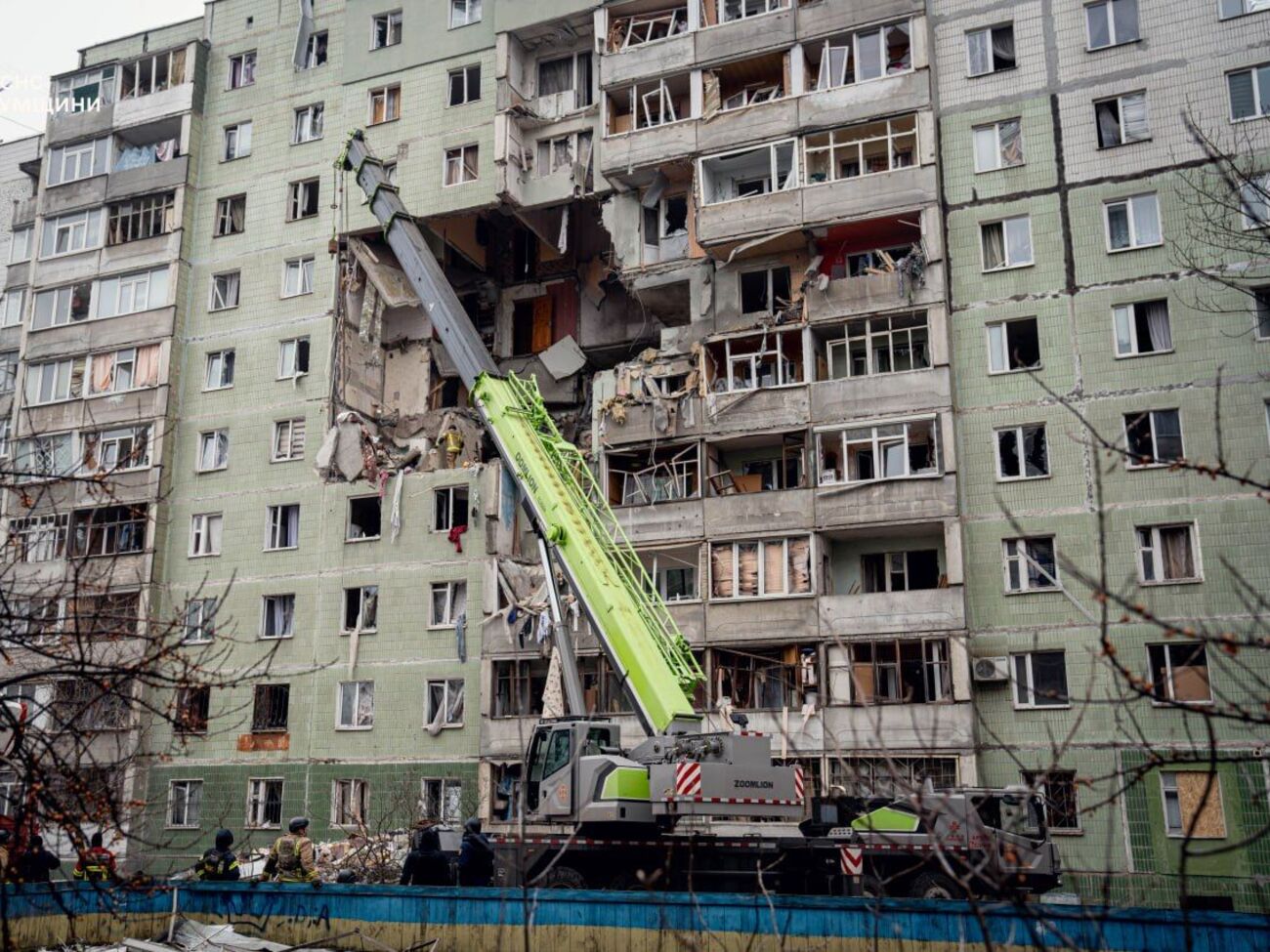 Аварийно-спасательные работы на месте российского удара по многоэтажке в Сумах продолжаются, рассказали в ГСЧС