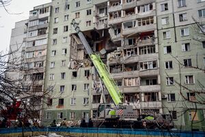 Аварийно-спасательные работы на месте российского удара по многоэтажке в Сумах продолжаются, рассказали в ГСЧС