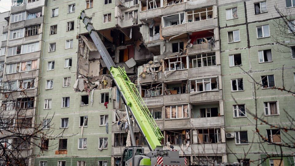 Аварійно-рятувальні роботи на місці російського удару по багатоповерхівці в Сумах тривають, розповіли у ДСНС
