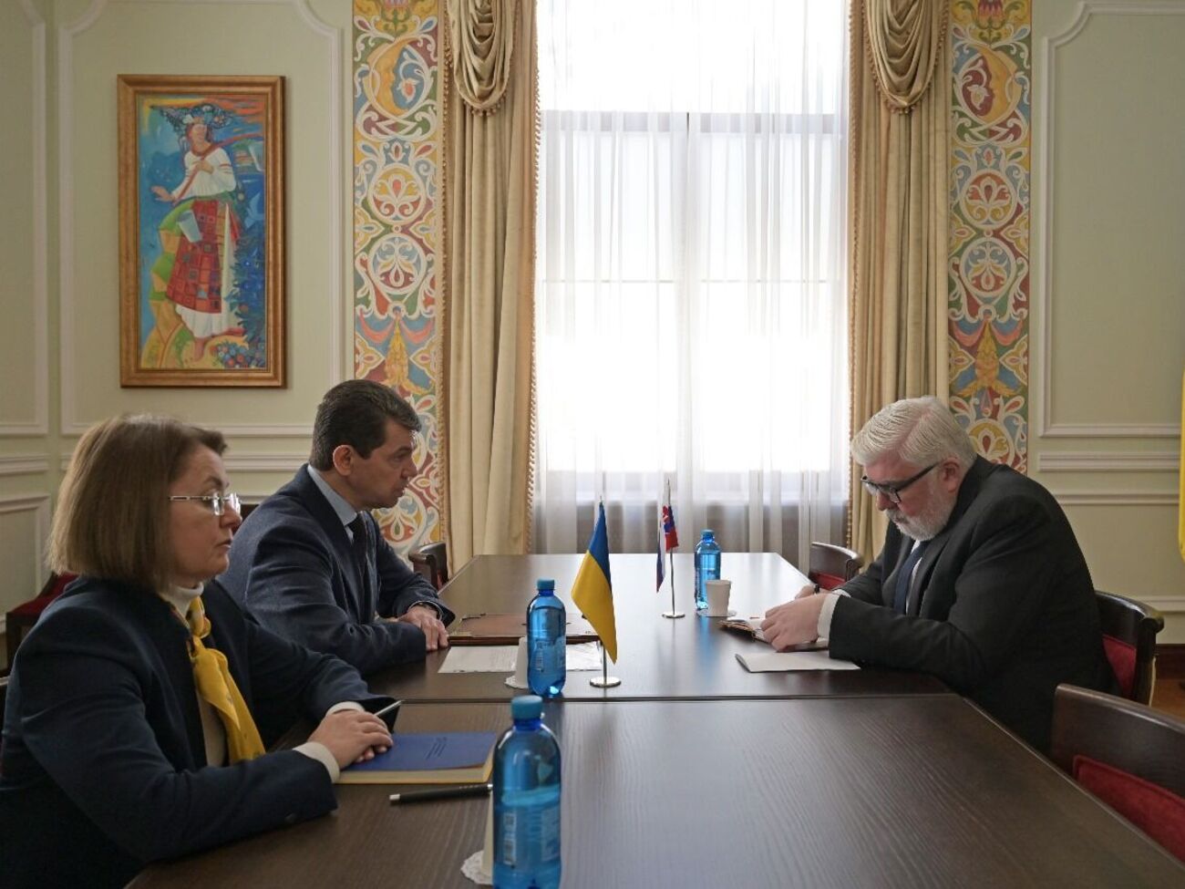 Замглавы МИД Украины Мищенко выразил Виздалу глубокое разочарование тем, что Фицо "выступает рупором Кремля", отметили в украинском ведомстве