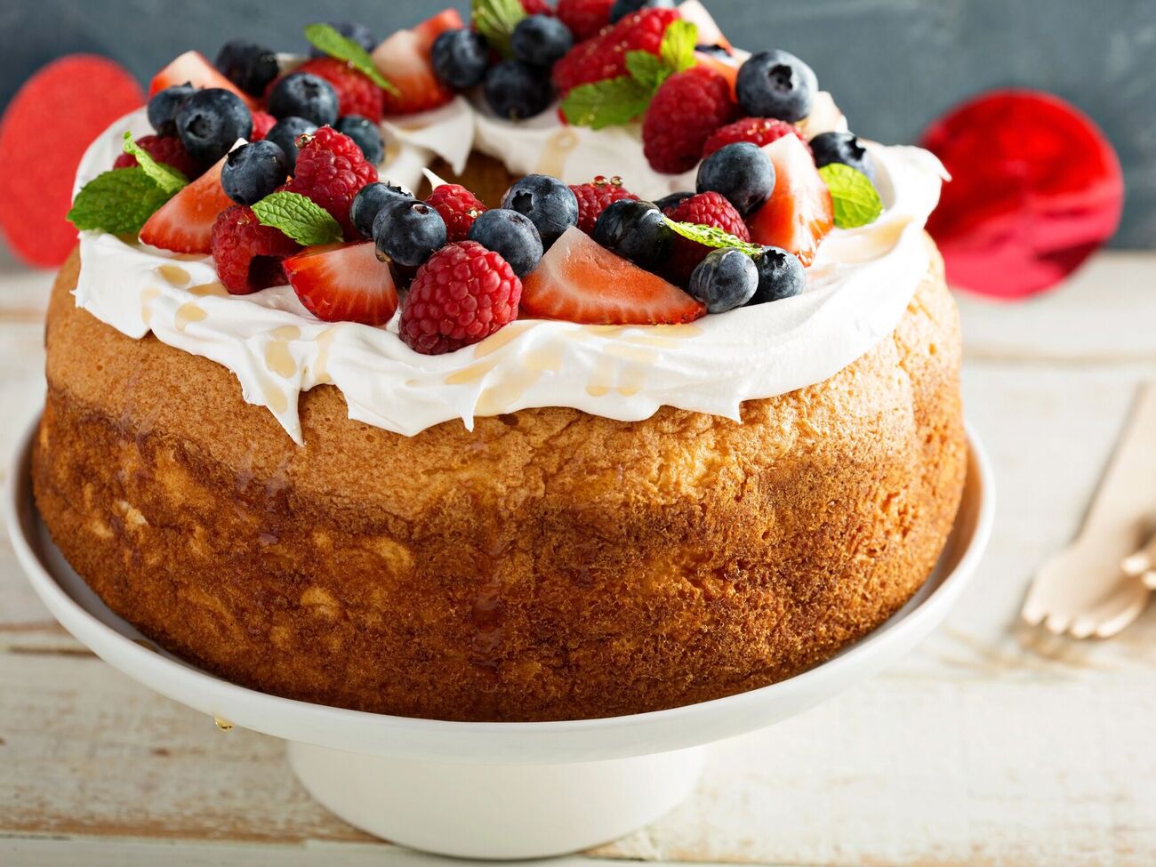 Бисквит нужно покрыть кремом