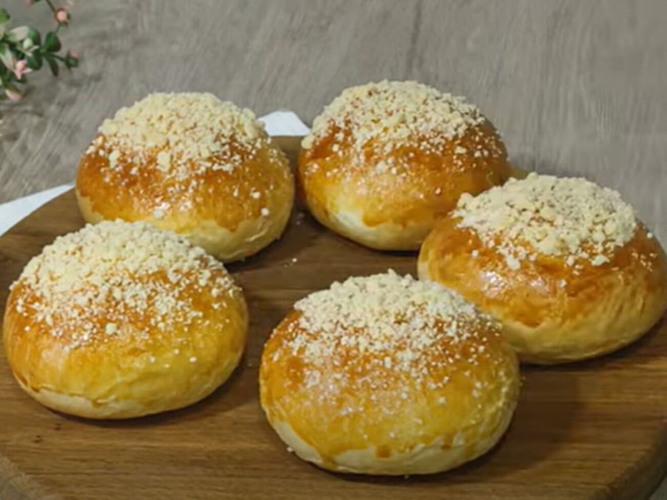 Выпекайте булочки 20 минут при 180 °C