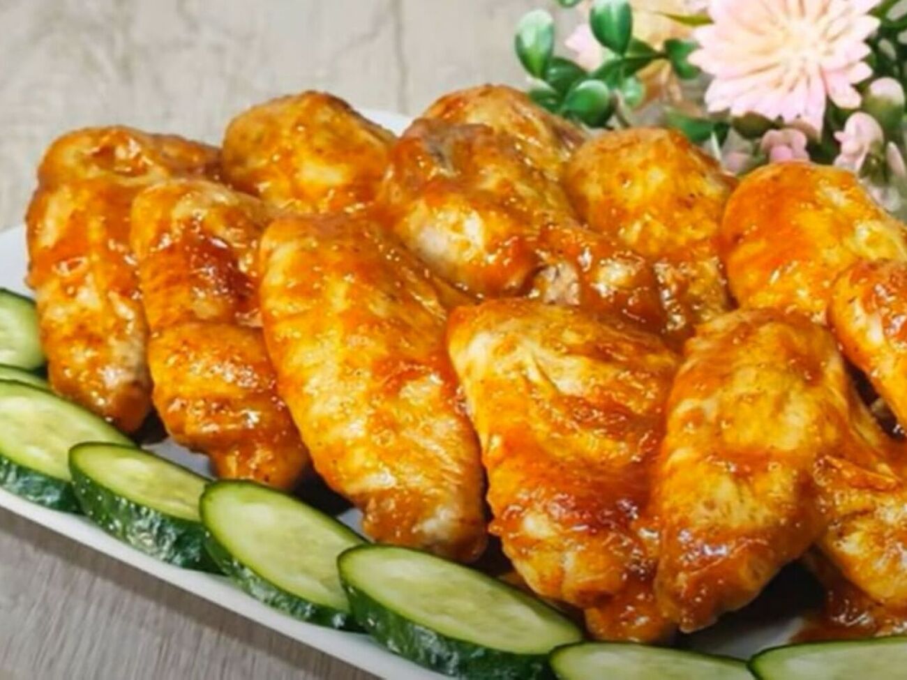 Выпекайте крылышки около 30 минут до золотистой корочки