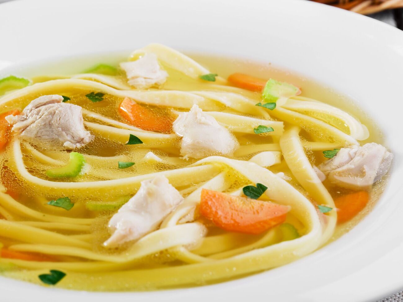 Лапшу добавляют на последнем этапе приготовления замы