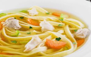 Локшину додають на останньому етапі приготування зами