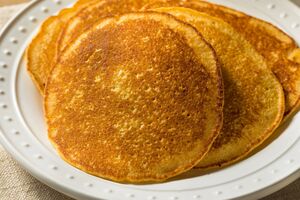Кукурузные блины сочетают с солеными начинками