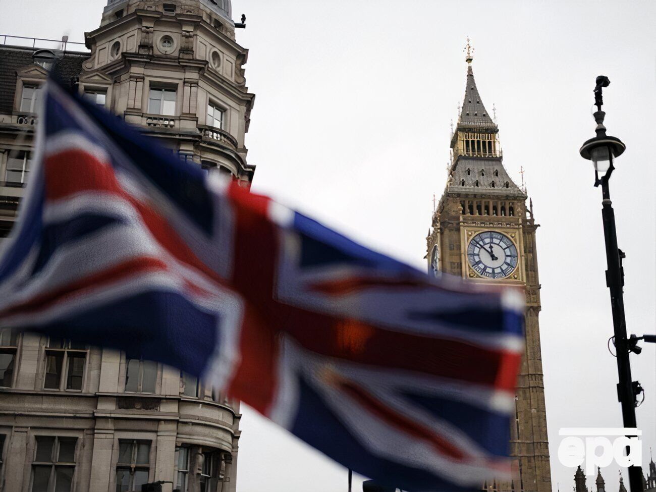 По словам Шмыгаля, согласно этому соглашению, также предусмотрены средства на организацию ремонтных баз для военной техники и другого вооружения