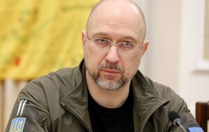 Речь идет об общинах в 100-километровой зоне от линии боевого столкновения, сообщил премьер-министр Украины Денис Шмыгаль